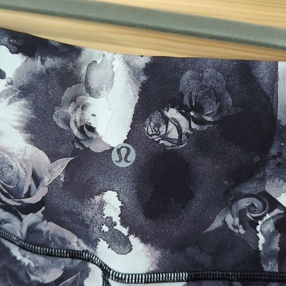 Lululemon Leggings Womens 10 Black and White Rose Pattern Split back - Picture 4 of 11